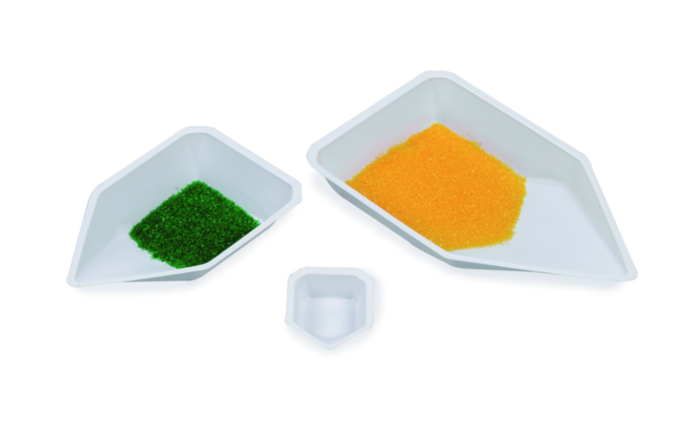 Weighing boats with spout, PS