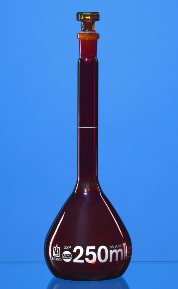 Volumetric flasks, boro 3.3, class A, amber, white graduation, with glass stopper, incl. USP batch certificate